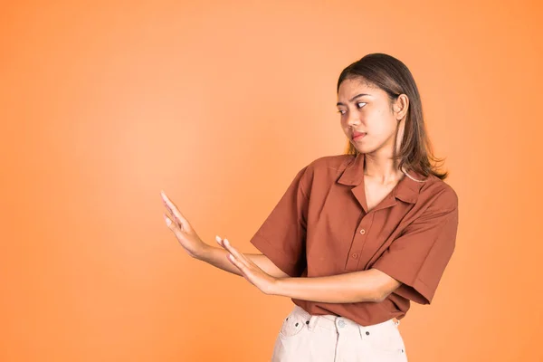 Žena odmítá oběma dlaněmi gesto přes izolované pozadí — Stock fotografie
