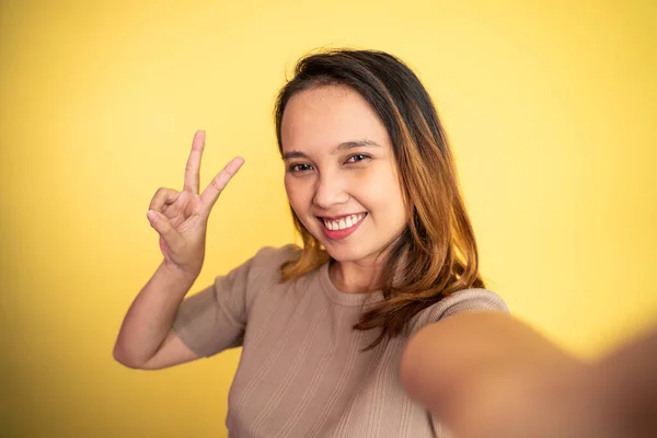 Frau mit friedlicher Handgeste vor isoliertem Hintergrund — Stockfoto