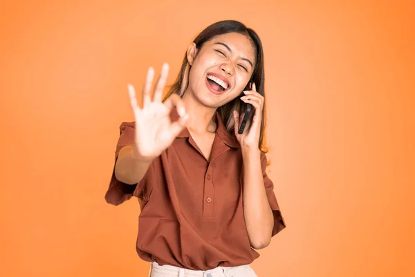 Jonge vrouw met behulp van mobiele telefoon met duimen omhoog — Stockfoto