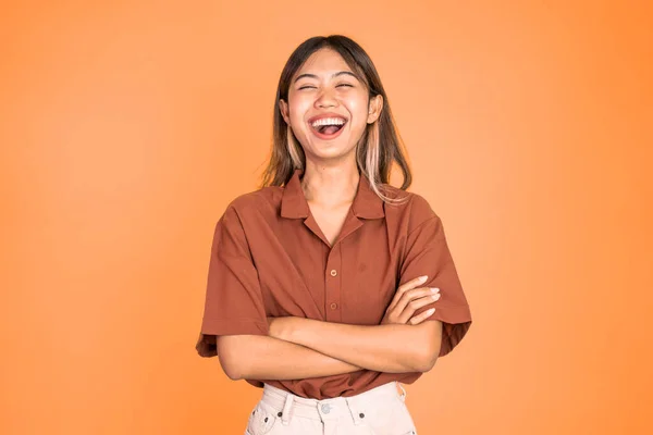 Asian ethnicity female looking at camera smiling with crossed arm — Stock fotografie