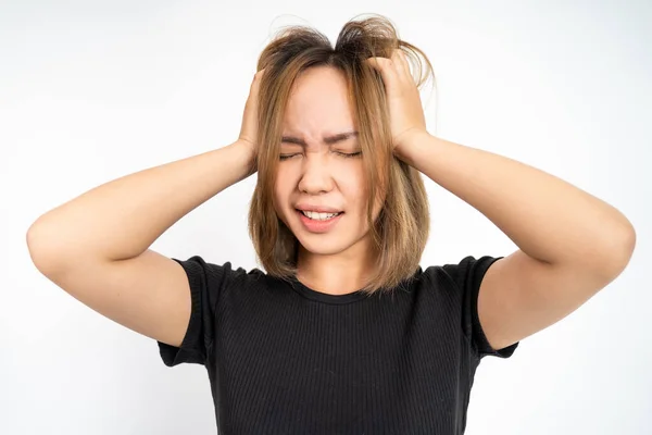 Frustrado asiático joven mujer sosteniendo la cabeza con dolor de cabeza — Foto de Stock