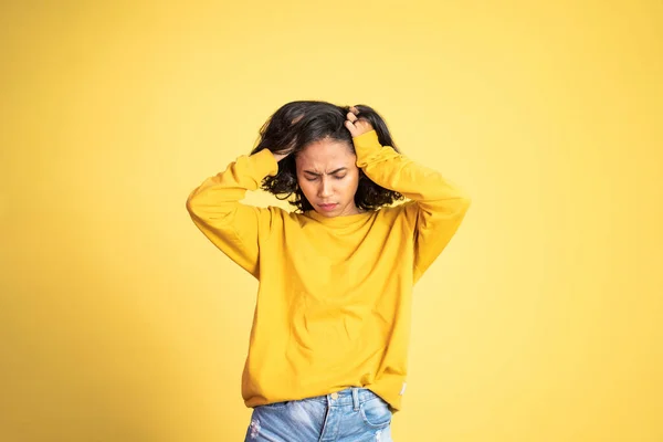 Frustrierte junge Asiatin mit Kopfschmerzen — Stockfoto