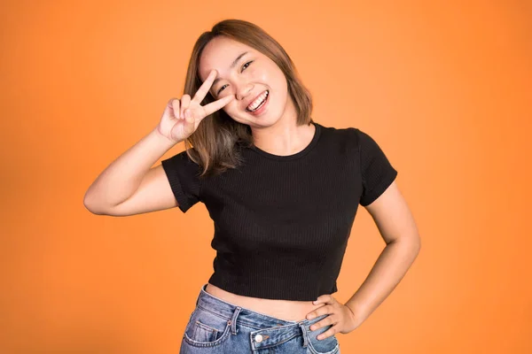 Vrouw met vreedzame hand gebaar op geïsoleerde achtergrond — Stockfoto