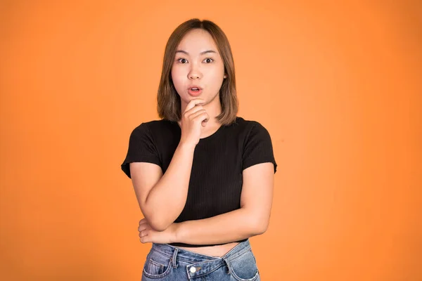 Asyalı genç kadın portresinin ilginç ifadesi — Stok fotoğraf