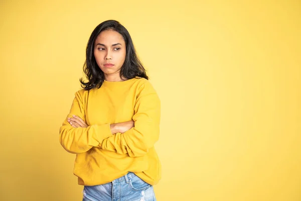 Beautiful woman on isolated background with thoughtful expression — Stock Fotó