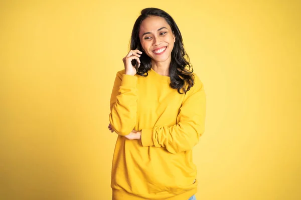 Woman making a call using a cell phone on isolated background — Stockfoto