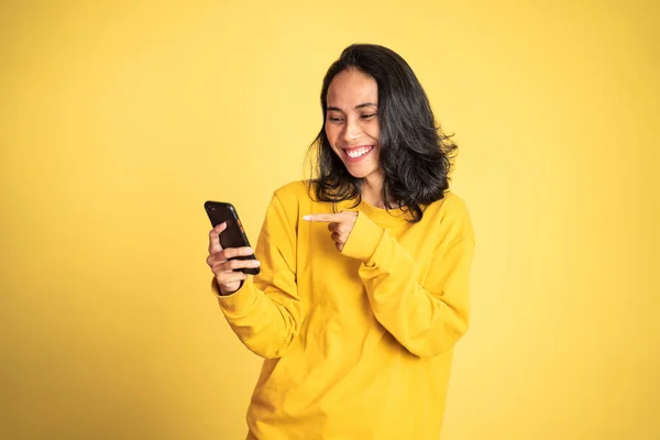 Excited asian woman laugh with finger pointing on her mobile phone — Foto Stock