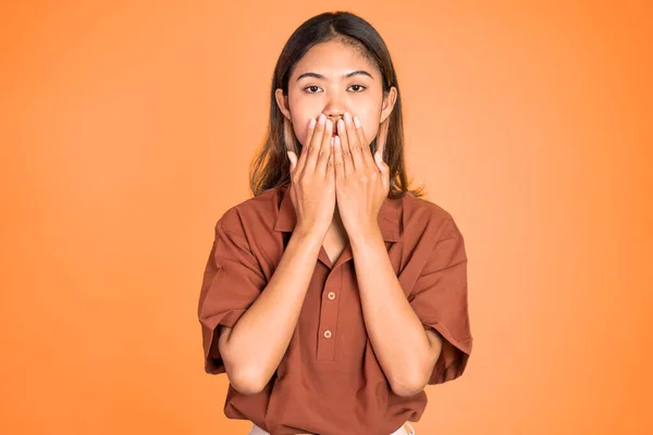 Portrét asijské ženy zakrývající ústa rukama — Stock fotografie