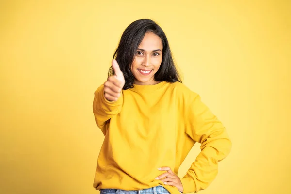 Woman stand with thumbs up on isolated background — Stockfoto
