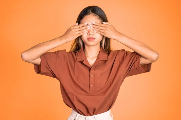 Mulher fechando os olhos com ambas as palmas no fundo isolado — Fotografia de Stock