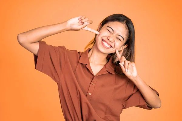 Glückliche asiatische Frau lacht, während sie ihre Wangen hält. — Stockfoto