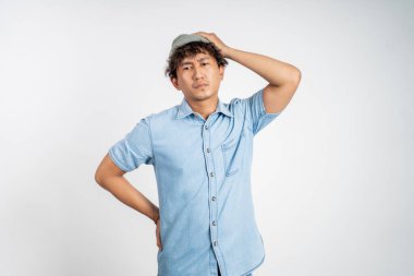 Asyalı genç adamın izole edilmiş geçmişi düşündüğünden emin değilim.