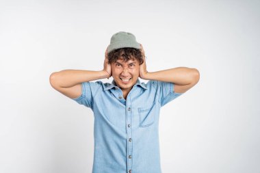 Adam kulağını kapatıyor. Hiçbir şey duymak istemiyor.