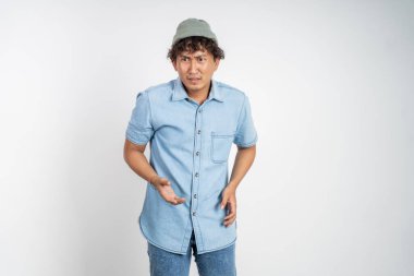 İzole edilmiş arka planda ifadesini sorgulayan adam