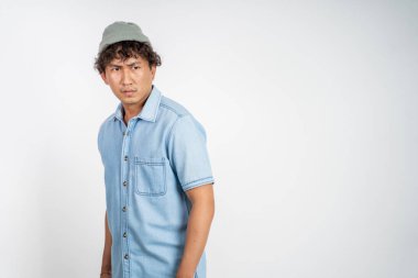 Asyalı genç adamın izole edilmiş geçmişi düşündüğünden emin değilim.