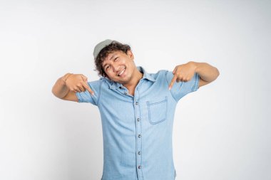 İzole edilmiş arka planda iki parmağı olan bir adam.