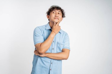 Asyalı genç adamın izole edilmiş geçmişi düşündüğünden emin değilim.