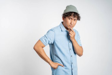 Asyalı genç adamın izole edilmiş geçmişi düşündüğünden emin değilim.