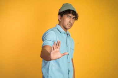 Genç bayan reddediyor ve el hareketleriyle hayır diyor.