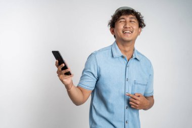 Akıllı telefonuna tek başına bakarken genç adamın kafasını karıştır.