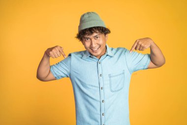 İzole edilmiş arka planda iki parmağı olan bir adam.