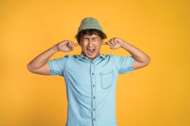 Adam kulağını kapatıyor. Hiçbir şey duymak istemiyor.