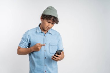 Akıllı telefonuna tek başına bakarken genç adamın kafasını karıştır.