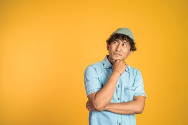 Asyalı genç adamın izole edilmiş geçmişi düşündüğünden emin değilim.