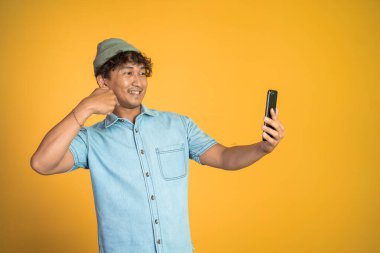 Adam vlog kaydedicisi cep telefonunu kullanarak bir video kaydediyor