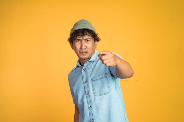 Parmakla işaret eden ve suçlayan bir adam.