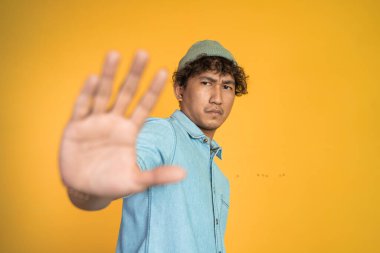 Genç bayan reddediyor ve el hareketleriyle hayır diyor.