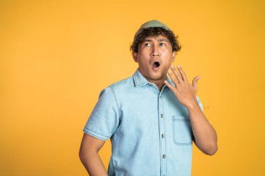 Asyalı adam, izole edilmiş arka planda duran şok edici ifade