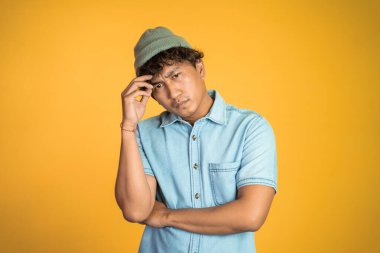 Asyalı genç adamın izole edilmiş geçmişi düşündüğünden emin değilim.