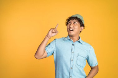İzole edilmiş arka planda parmakla işaret eden gülümseyen adam
