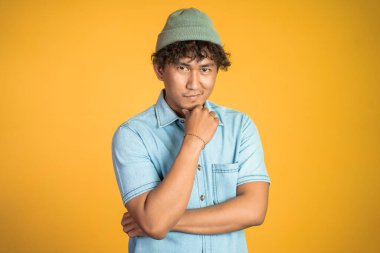 Asyalı genç adamın izole edilmiş geçmişi düşündüğünden emin değilim.