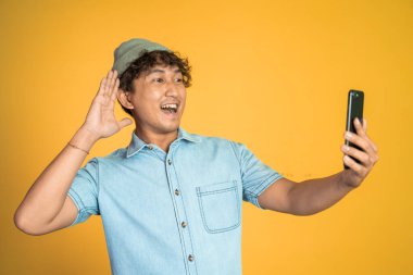 Adam vlog kaydedicisi cep telefonunu kullanarak bir video kaydediyor