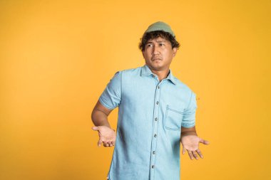 İzole edilmiş arka planda ifadesini sorgulayan adam