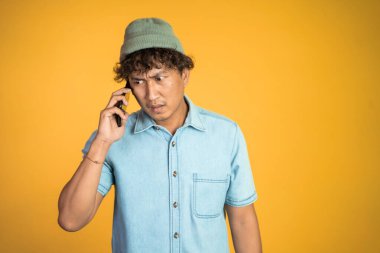 Asyalı adam akıllı telefonuyla konuşurken şok oldu.