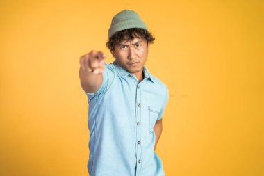 Birini işaret eden kızgın bir adam.