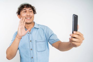 Adam vlog kaydedicisi cep telefonunu kullanarak bir video kaydediyor