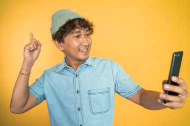 Adam vlog kaydedicisi cep telefonunu kullanarak bir video kaydediyor