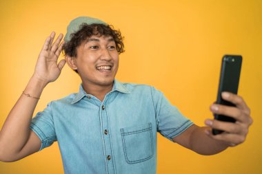 Adam vlog kaydedicisi cep telefonunu kullanarak bir video kaydediyor