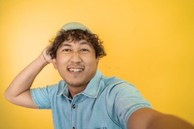 Adam vlog kaydedicisi cep telefonunu kullanarak bir video kaydediyor