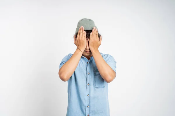 Man with hands covering eyes standing with isolated background — Stock fotografie