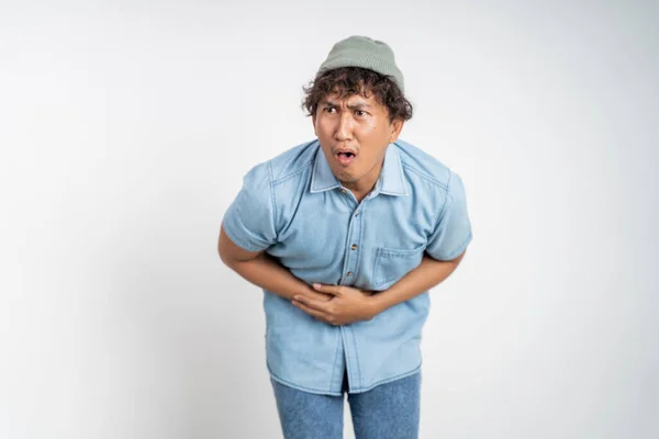 Homem com dor de estômago no fundo isolado — Fotografia de Stock