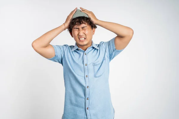 Gestresste asiatische junge Mann hält seinen Kopf — Stockfoto