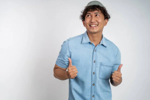 Azji młody człowiek pokazując kciuki w górę z uśmiechem zęby — Zdjęcie stockowe
