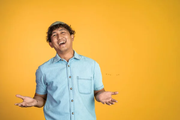 Młody człowiek śmieje się naturalnie na odosobnionym tle — Zdjęcie stockowe