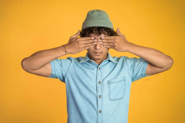 Muž s rukama zakrývající oči stojící s izolovaným pozadím — Stock fotografie