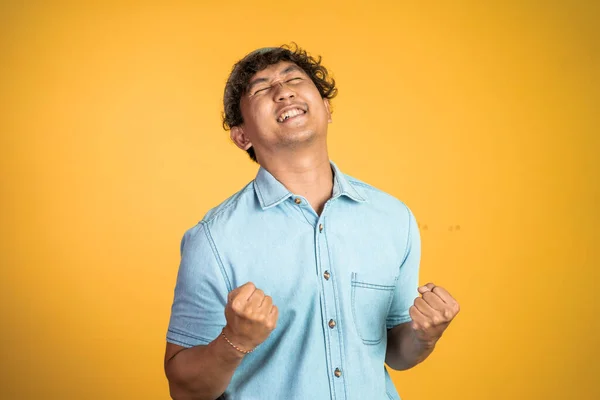Szczęśliwy podekscytowany młody człowiek na odosobnionym tle — Zdjęcie stockowe